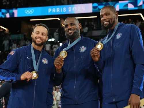 奧運男籃》還好在同隊！詹皇奪金後談「柯杜」表現：一直餵球就行了