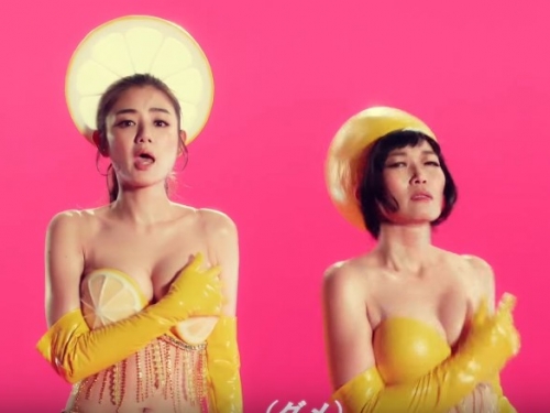萌萌！H+G的「神Body」限定組合！廣告裡夾奶、摸奶這合法嗎？