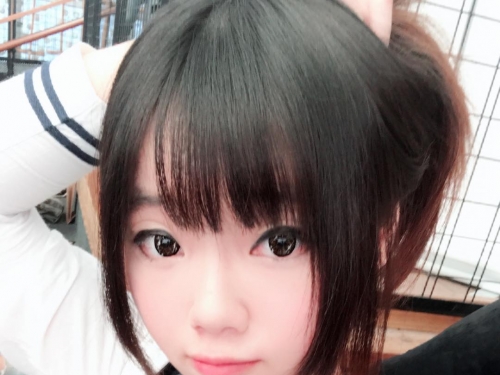 日系極萌宅宅少女「願願yuan」爆乳吃雞　手把都快被壓壞啦！