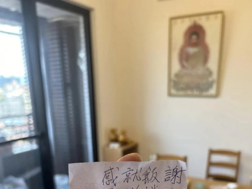暖心咖哩店供「待用餐」！他吃完留下紙條 24字讓全網感動落淚