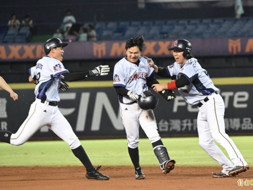 中職》江坤宇再見安打！ 兄弟斬斷樂天7連勝保住龍頭