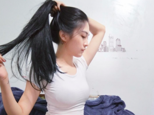 超市有這麼辣的肉？「逆天長腿」又胸前白踢「隆起好明顯」圓乳美腿的雙重爆擊好養眼！
