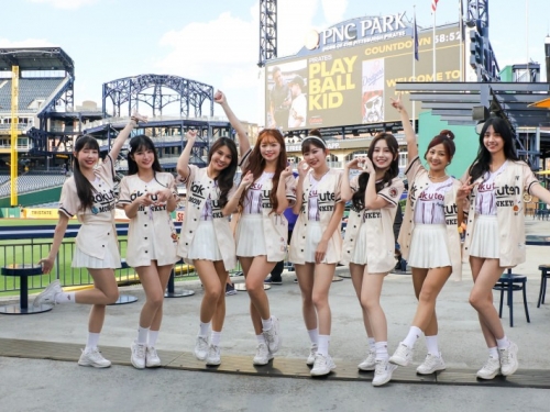 棒球》樂天女孩跨海應援MLB「台灣日」 台灣元素周邊吸睛