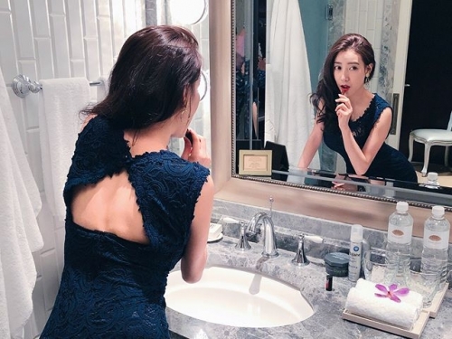 「清境低胸妹」露出乳能量！低頭餵羊畫面讓人療癒，沒想到還是一位空姐...