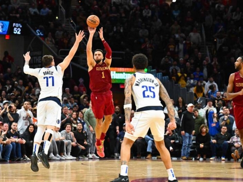 NBA》獨行俠雙星合轟75無用！ 騎士斯特魯斯59英呎超大號三分絕殺