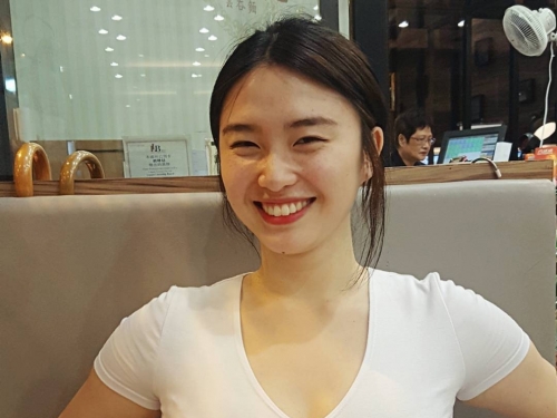 月圓奶更圓！正妹側躺「殘暴乳量」擠滿螢幕，網驚呼差點夾錯肉…