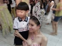 這些屁孩長大還得了！？小小年紀襲胸摸乳各樣都來