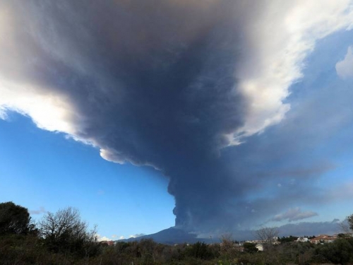 義大利埃特納火山再爆發 灰燼濃煙迫使機場關閉