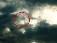 《UFO藏身雲層中，一個翻身竟露餡了！》
