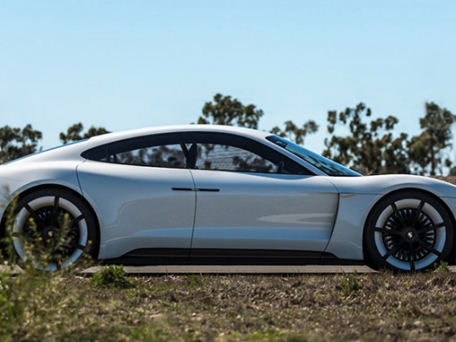 你衝一波了嗎？「Tesla殺手」Porsche Taycan 售價依舊是個謎，台灣已三百多人搶先預購！