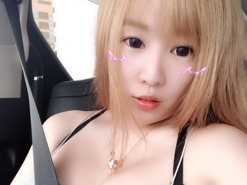 好猛！「超巨乳妹」挺天然柔軟「乳床墊」　大到安全帶也綁不住！