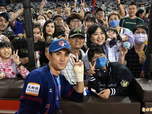 亞錦賽》陳文杰淚謝兄弟球迷支持 但以後對兄弟會想辦法打全壘打