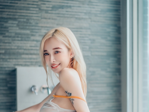 太婆了！豪乳小隻馬《嵐芯語》絕美婚紗照曝光　又甜又性感