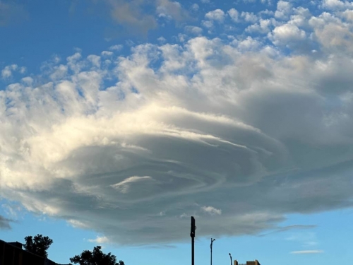 大台北天空飄「幽浮雲」天龍人搶拍