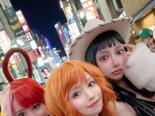 明日花綺羅變裝「真人版羅賓」　性感尺度破表網炸鍋：無愧暗黑女神！