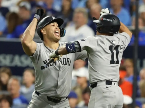 MLB季後賽》Stanton敲適時安又開轟超猛！洋基3：2皇家系列賽聽牌