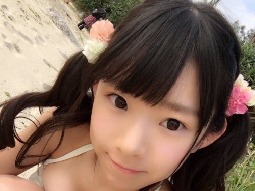 拋開罪惡感！「合法巨乳蘿莉」換上小學制服！未成年外表下的巨乳依然猛烈！