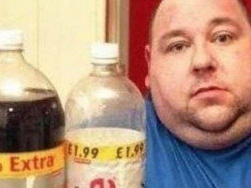 英國一小夥"嗜可樂如命"，連續10年每天喝18瓶可樂，現狀如何？