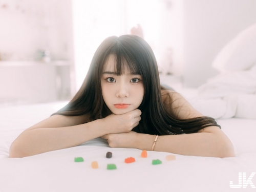 甜心正妹「晞晞」誘惑晨間時光，細肩帶小可愛「曲線太挑逗」！