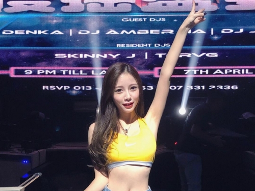 無法專心！氣質老師轉過來竟然「大爆乳」　胸前太雄偉扣子扣不起來！