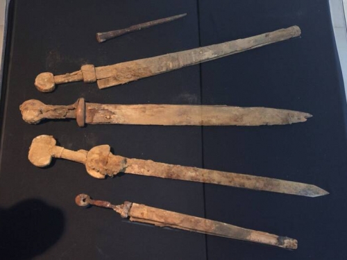 經歷1900年後仍保存完好！死海旁洞穴發現4把羅馬古劍