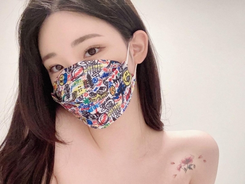 太敬業！「大尺巨乳妹」業配口罩　怕模糊焦點竟什麼也不穿
