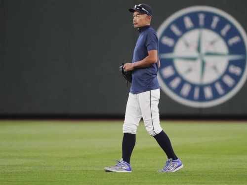 MLB》51歲鈴木一朗開球飆135KM！ 水手主場爆歡呼聲
