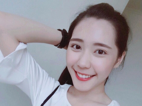 新任「正妹空服員」笑容好清新！滿分「甜美笑容」服務讓人不想下機！