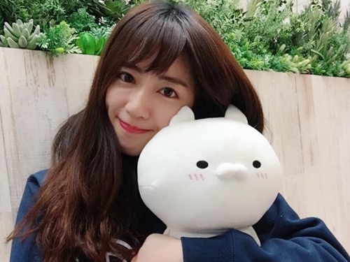 一早的活力來源！超有仙氣的「華航地勤」Elissa，脫下緊身制服後身材根本「不容忽視」！