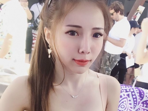 只能在「夾縫中求生存」！火辣大Ｄ奶正妹「Amber」乳量滿到爆炸，原來還是一位ＤＪ啊！