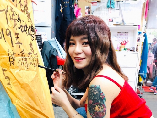 狂野女教練「健身小野馬」Rong火辣身材不好駕馭　極品翹臀讓人噴火！