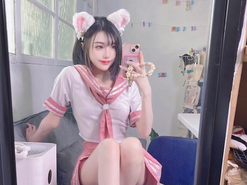 骨感美人化身性感小野貓求收編　自備項圈只要拉著走就好