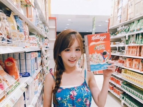 一早吃什麼？正妹V領大露「雪白嫩乳」，手上麥片配牛奶溢出來又滿出來…