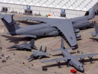 聽到這架運輸機連坦克都能裝得下時已經能想像有多巨大，只是…比想像中還要大多幾倍也太誇張了！