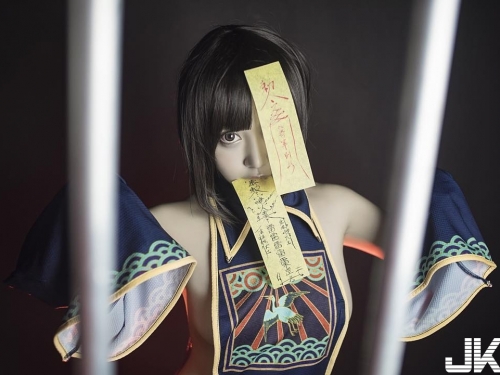 收了她！「性感小殭屍」萬聖節肆虐　符咒也擋不住的渾圓武器太強大！
