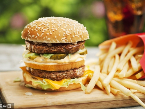 22歲男子耍帥「一口吞漢堡」！當場窒息2分鐘　器官衰竭命危