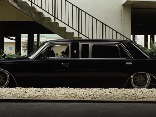 [影] 極少見長軸版 Toyota Century...霸氣低趴巡航 MV 流露極道煞氣！