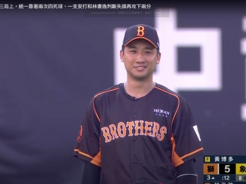 中職》兄弟外野手林書逸失誤後呆在原地尬笑！ 球迷怒罵：該離開職棒了