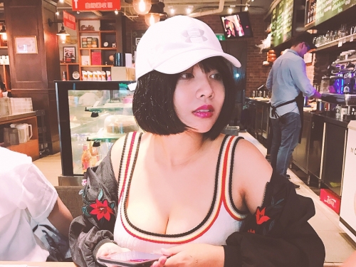短髮「凶狠正妹」巨乳端上桌！比例失調的上圍快把「上衣撐爆」！