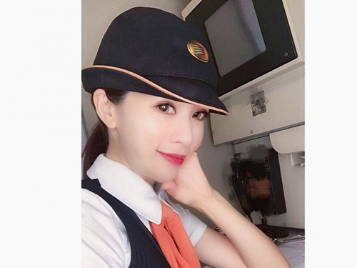 太美麗「高鐵列車長」！勾魂電眼穿上緊身制服遐想度爆表，制服下的一雙長腿根本是麻豆