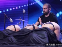 用美女俏臀 演奏出激昂聖誕歌