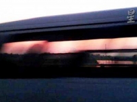 《星洲日報：父子拍到不明物體，似飛碟！噴紫色煙霧！》