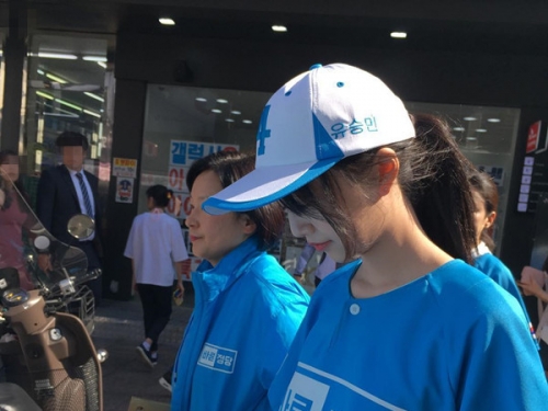 新聞狂洗版！「最美助選員」微微一笑就攻佔版面…網友高喊：直接當選