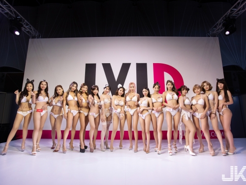 「Aqq cami」神還原火辣JVID拍攝現場，用渾圓巨乳霸氣調教！