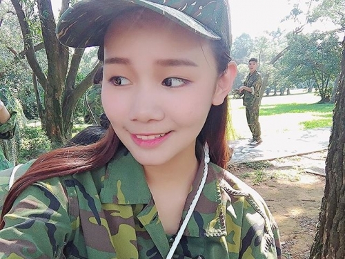 女兵超可愛！正妹穿上迷彩衣瞬間變得好療癒，讓人好想重回迷彩衣時期....
