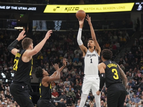 NBA》221 公分射手再發威！溫班亞瑪6記三分彈34分助馬刺4連勝