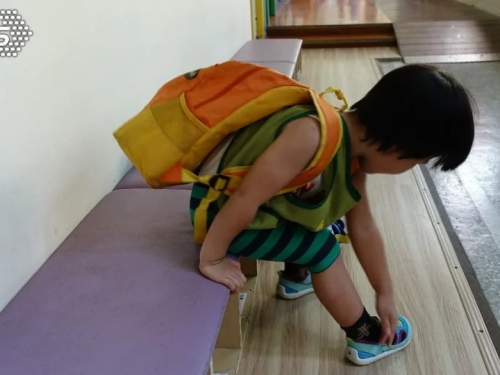 嘉義爸抱錯女兒回家！真是你女兒? 幼兒園接送烏龍 父發現錯鞋沒察覺抱錯孩子