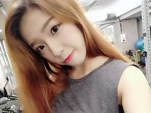 清華大學甜美高材生「培培」，迷人纖腰和香肩真是辣得可以～