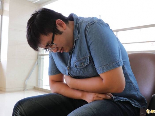 驚！男肚子痛3天 腹中竟有活蟑螂