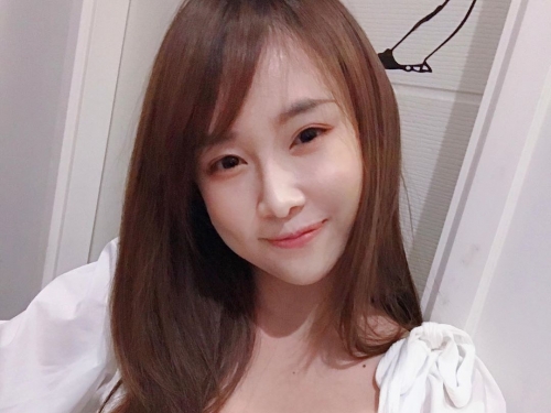 巨乳正妹「男友視角」讓人噴鼻血　超短熱褲露出白嫩雙腿